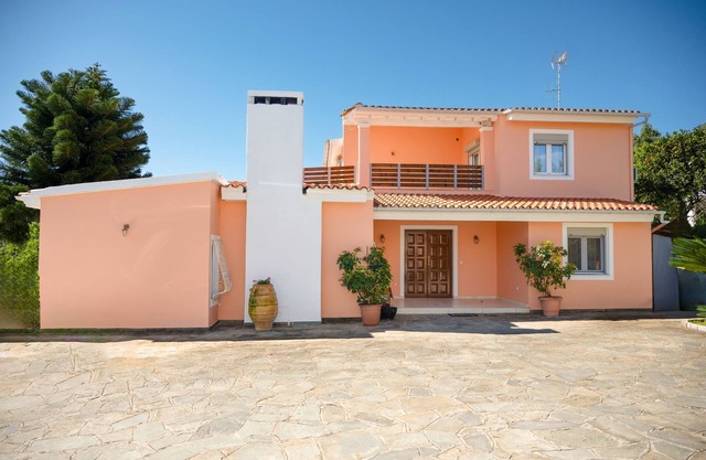 Villa marifei nRomantic luxury villa with bbq garden and swimming pool