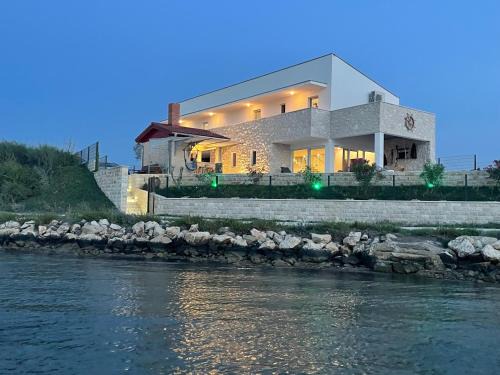 Villa Maritime - Exklusive Strandvilla mit beheiztem Pool, Grillhütte & Meerblick bei Zadar