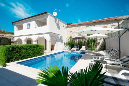 Villa Martin - Countryside Retreat with Pool & Pavilion