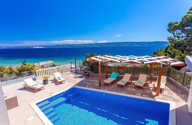 Villa Matan with a private 28m2 pool, billiards, table tennis, darts, PS5, only 250m from the sandy beaches