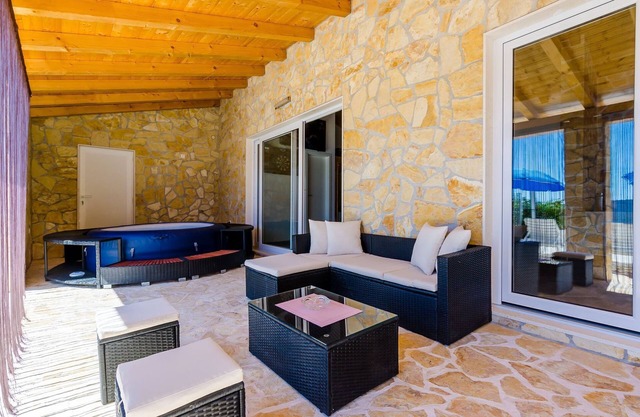 Villa Mateo - 3 Bed Apt with Terrace&Private Pool