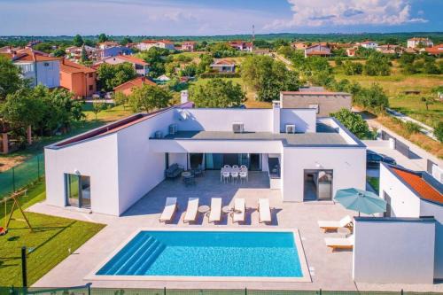 Villa Mateo with heated pool