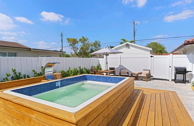 Villa · Mediterranean Villa - Big Pool-Pool Spa BBQ Fits18