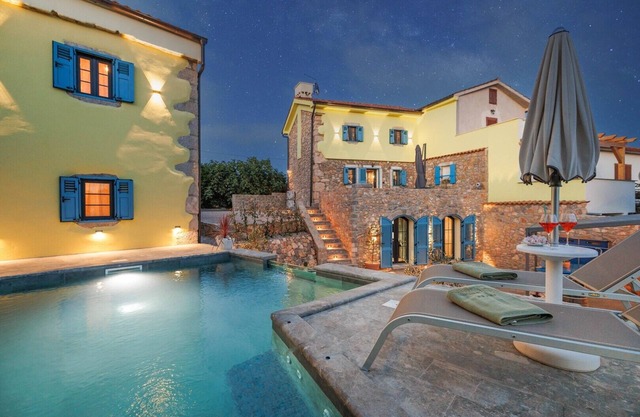 Villa Melary with the Pool, Jacuzzi & Ps5 surrounded with nature.
