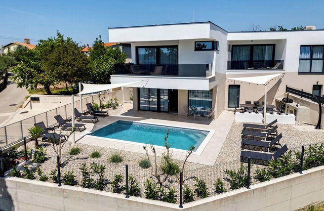 Villa Mirakul - New modern villa with pool, close to the beach