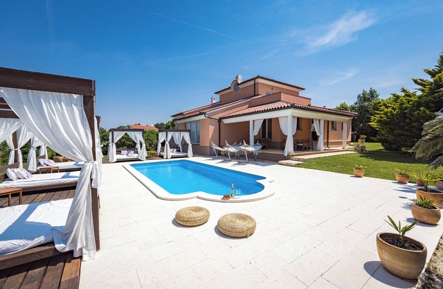 Villa Mirna with private pool near beach