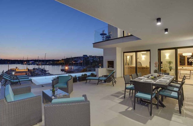 Villa mit Pool und Meerblick