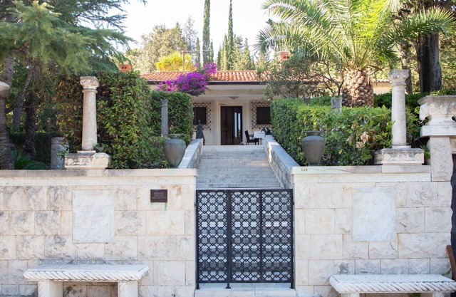 Villa Nada - Unique and Artistic - Three Bedroom Villa With Pool