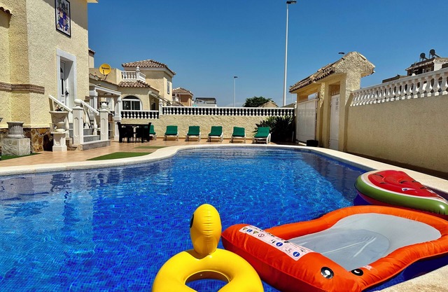 Villa near GA centre private heated pool