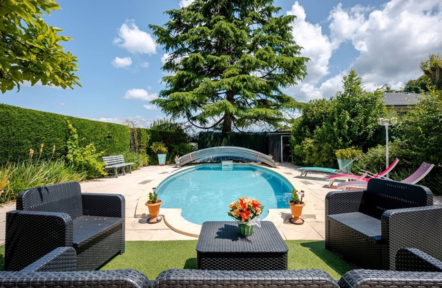 Villa near the lake, with mountain views, private pool and Wi-Fi