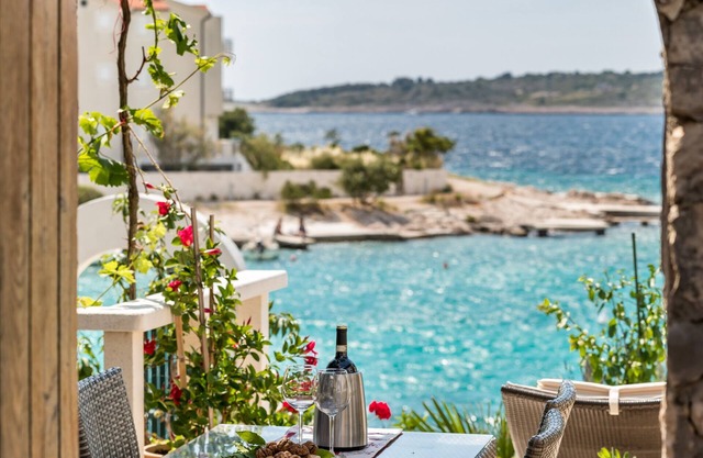 Villa near Trogir - private beach, bbq, parking, turqouise sea, boat rental :)