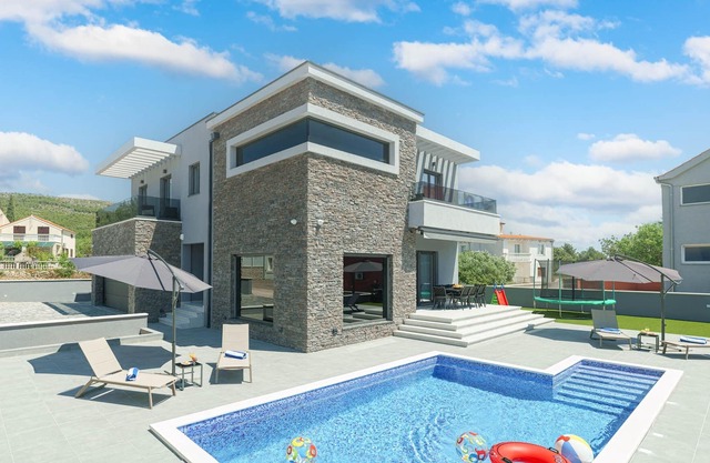 Villa Night Glow with Heated Pool