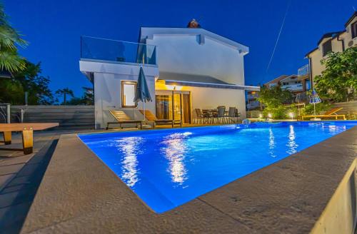 VILLA NINA MALINSKA 150m FROM THE BEACH, SWIMMING POOL