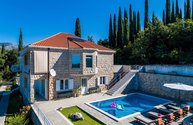 Villa Oasis Cypress - Three Bedroom Villa with Terrace and Swimming Pool