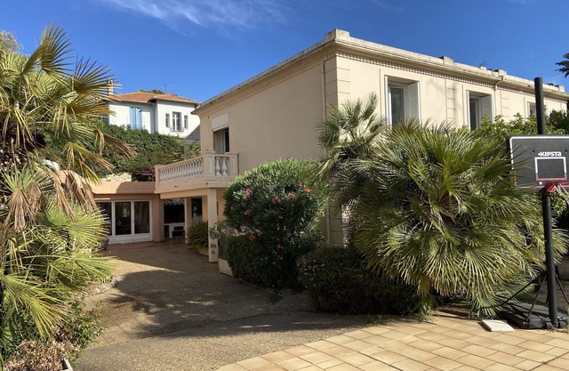 Villa of 210 m² in the centre of Antibes, large parking area and garden