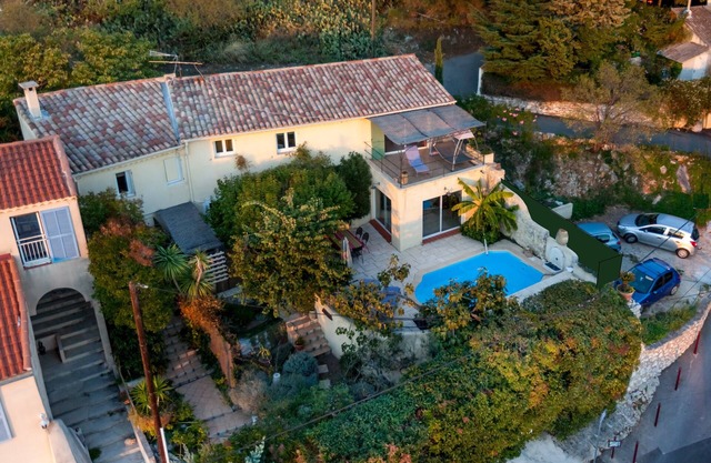 Villa of character with swimming pool and panoramic view on the gulf of Marseill