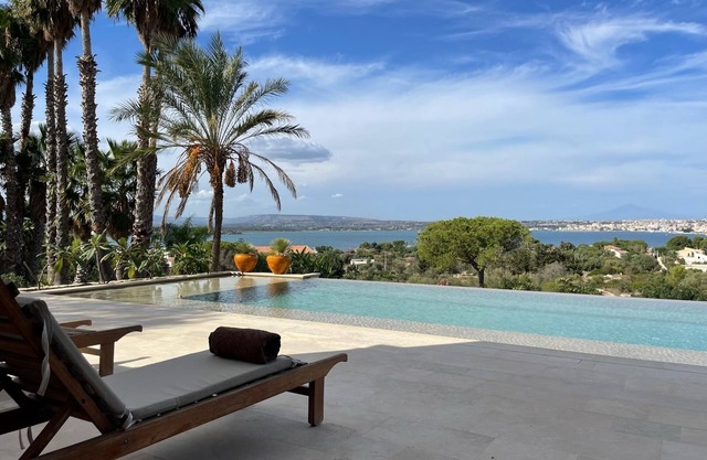 Villa OLEANDRA: Luxe, daily service, sea & sunset impressive views, 24mt pool