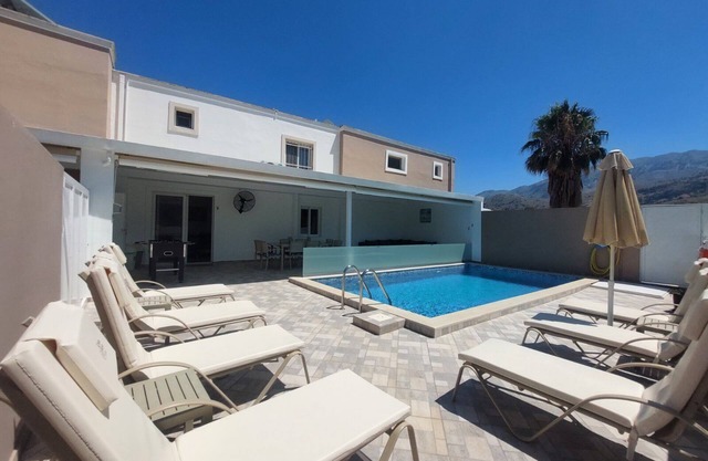 Villa Oniro- Less than 5-Min Walk to Kalivaki Beach with private pool