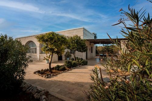 VILLA OSTUNI ONE mit Pool, Gästehaus & Glamping