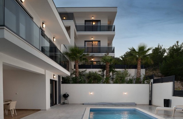 Villa Palm Bay 1 & 2, heated pool - 5 m from the sea, private parking, with stunning sea view, nice terrace, beach access.