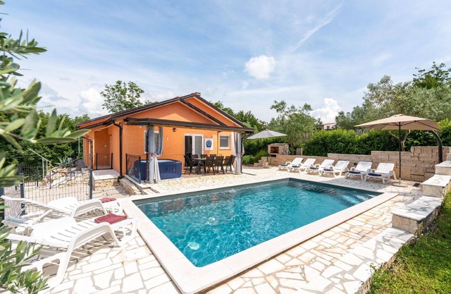 Villa Pendolina with Private Pool and Jacuzzi