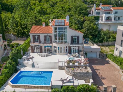 Villa Piano with Stunning View, heated outdoor pool & gaming room