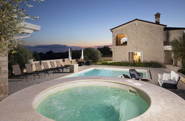 Villa Piccolo Paradiso with Heated Pool, Jacuzzi & Sauna