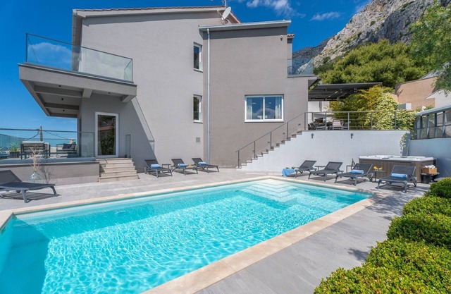 Villa Polly - Four Bedroom Villa, Sleeps 8