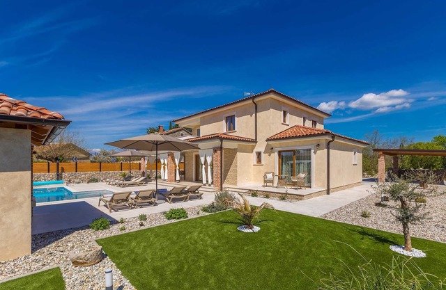 Villa QUERCUS with heated pool