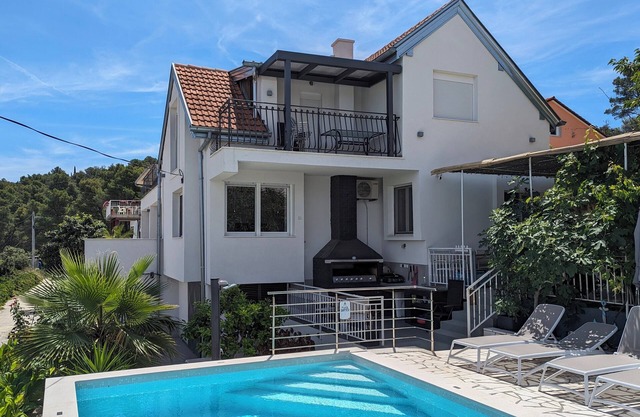 Villa Rosa Ciovo/Pool/120m zum Strand/2 Apartments