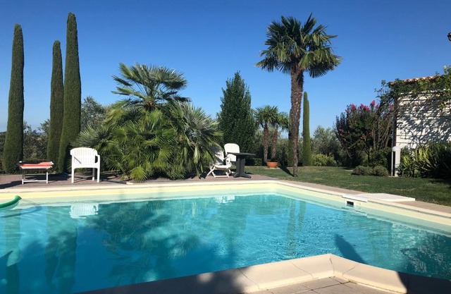 Villa Rosina mit Pool auf einem Weinberg in den Marken Italiens Nähe Strand