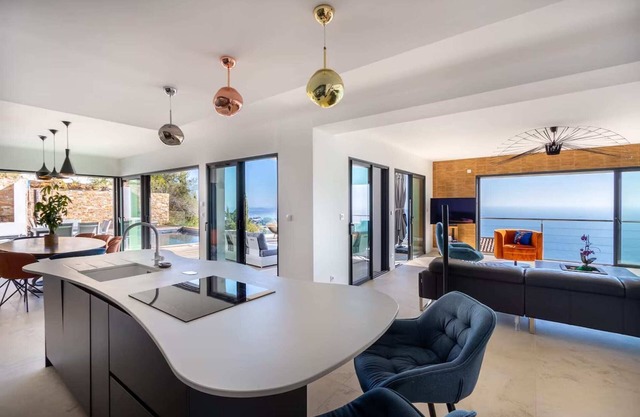 Villa Sea View La Californie–Hillside on the Seafront–View of the Golden Islands