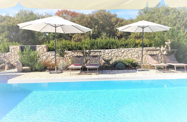 Villa Sloboda - Holiday apartment with pool near the sea