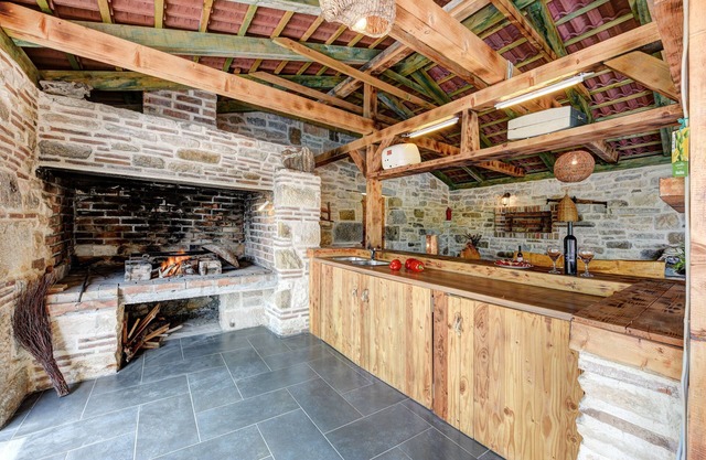 Villa Smilje, 4 bedroom, nature, large pool, summer kitchen, wi-fi.