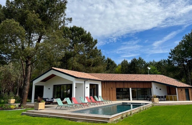Villa sous les Pins, Soustons, with swimming pool, on the edge of the forest
