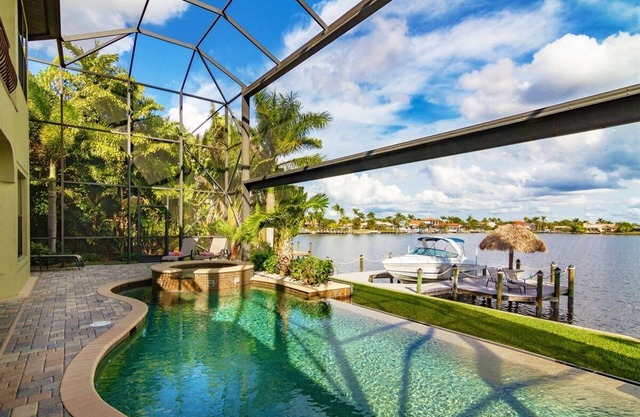 Villa Southern Shores - Luxury Waterfront Escape with Heated Pool/Spa