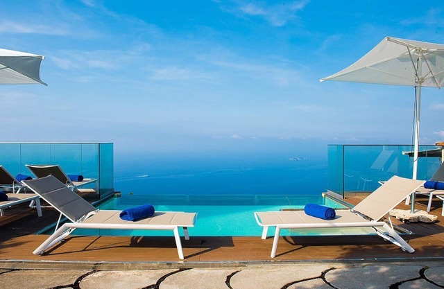 Villa Sultana: A splendid and luminous three-story villa situated on a promontory facing the sea, with Free WI-FI.
