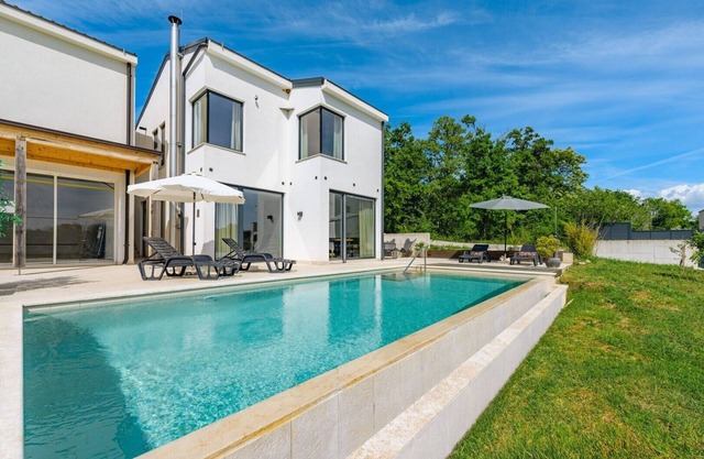 Villa Sunset - villa with private pool and squash court, just a short drive from the beach in Porec