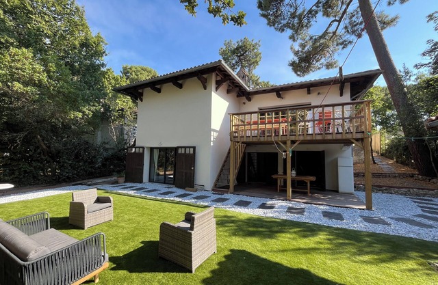 Villa Swimming pool/air conditioning/6 bedrooms - sleeps 14