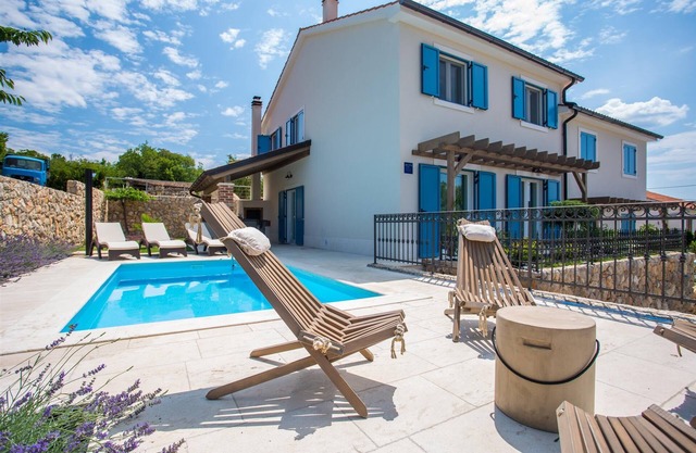 Villa Tana with a swimming pool, outdoor kitchen, BBQ & SUP