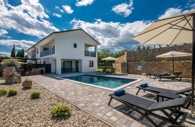 Villa Tara – Heated Pool & Stylish Island Stay