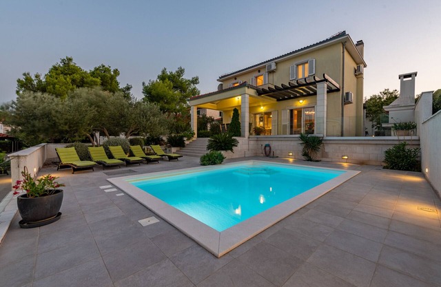 Villa Tatijana, only 30 m from the beach, island getaway, private pool, privacy provided