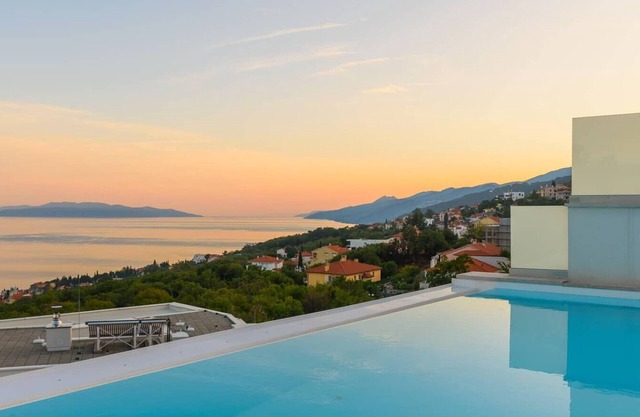 Villa The Boat for 6+2 near Opatija with sea view & infinity pool at balcony