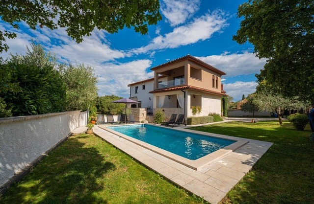 Villa Tina * 1900 m2 garden, private pool, terrace with BBQ, WiFi