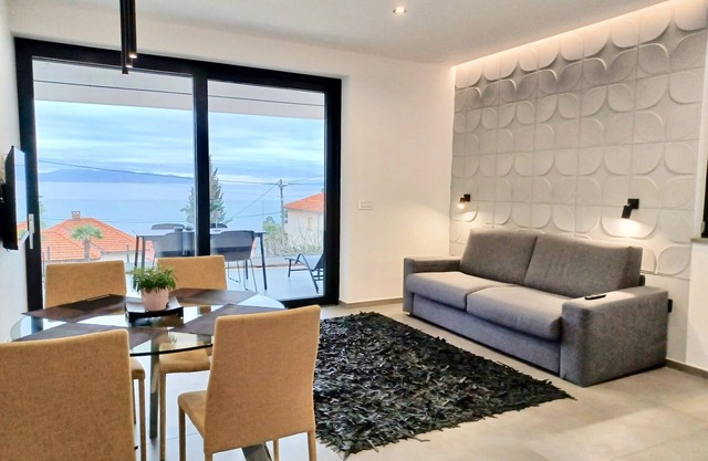 Villa V relaxes next to the beach swimming pool 10 min from Opatija and Rijeka