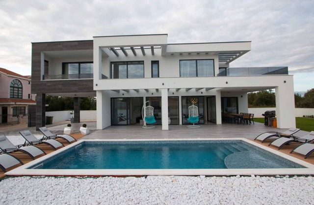 Villa Vagabundo with Pool