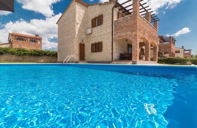 Villa Valerie with private Pool, 4 bedrooms, shared Tennis court, Pets