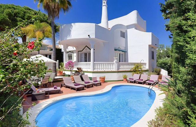 Villa 'Vanessa Las Chapas' with Private Pool, Wi-Fi and Air Conditioning