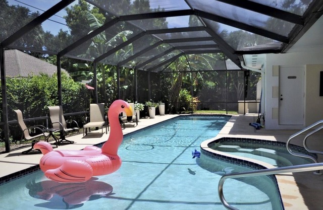 Villa Vero- Central Beach, 5 bed/6 bath with pool!