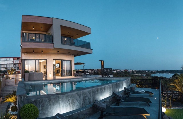 Villa Vie in Medulin for 10 people with heated pool, wellness and home cinema